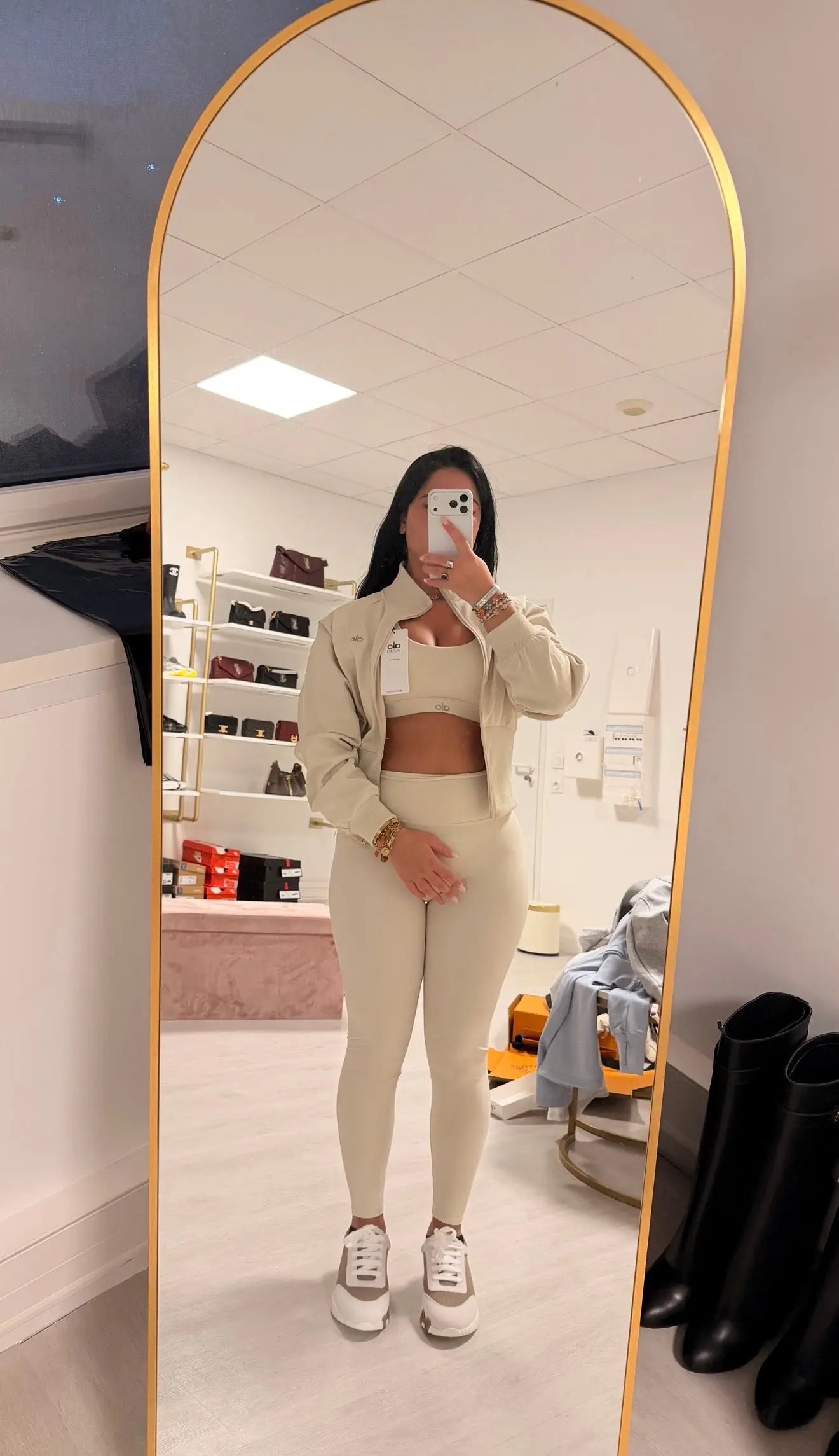 Ensemble 3 Pièces Sport Femme ALO – Legging Taille Haute, Brassière & Veste Zippée ALO – Beige