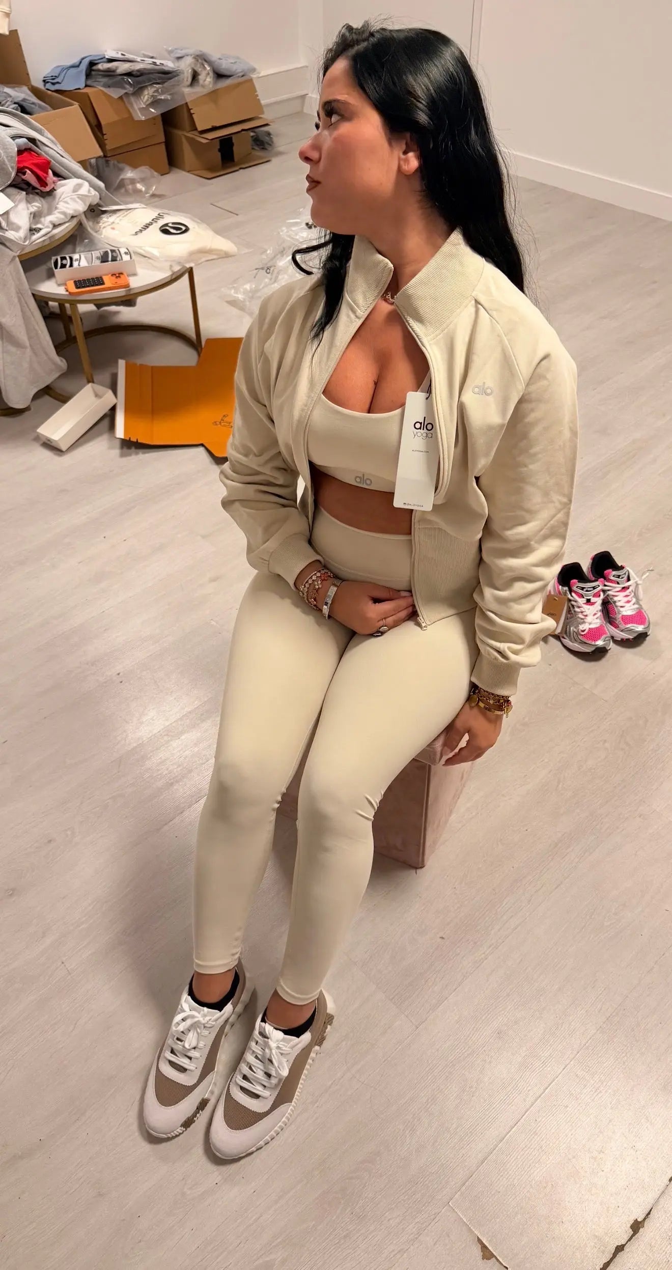 Ensemble 3 Pièces Sport Femme ALO – Legging Taille Haute, Brassière & Veste Zippée ALO – Beige