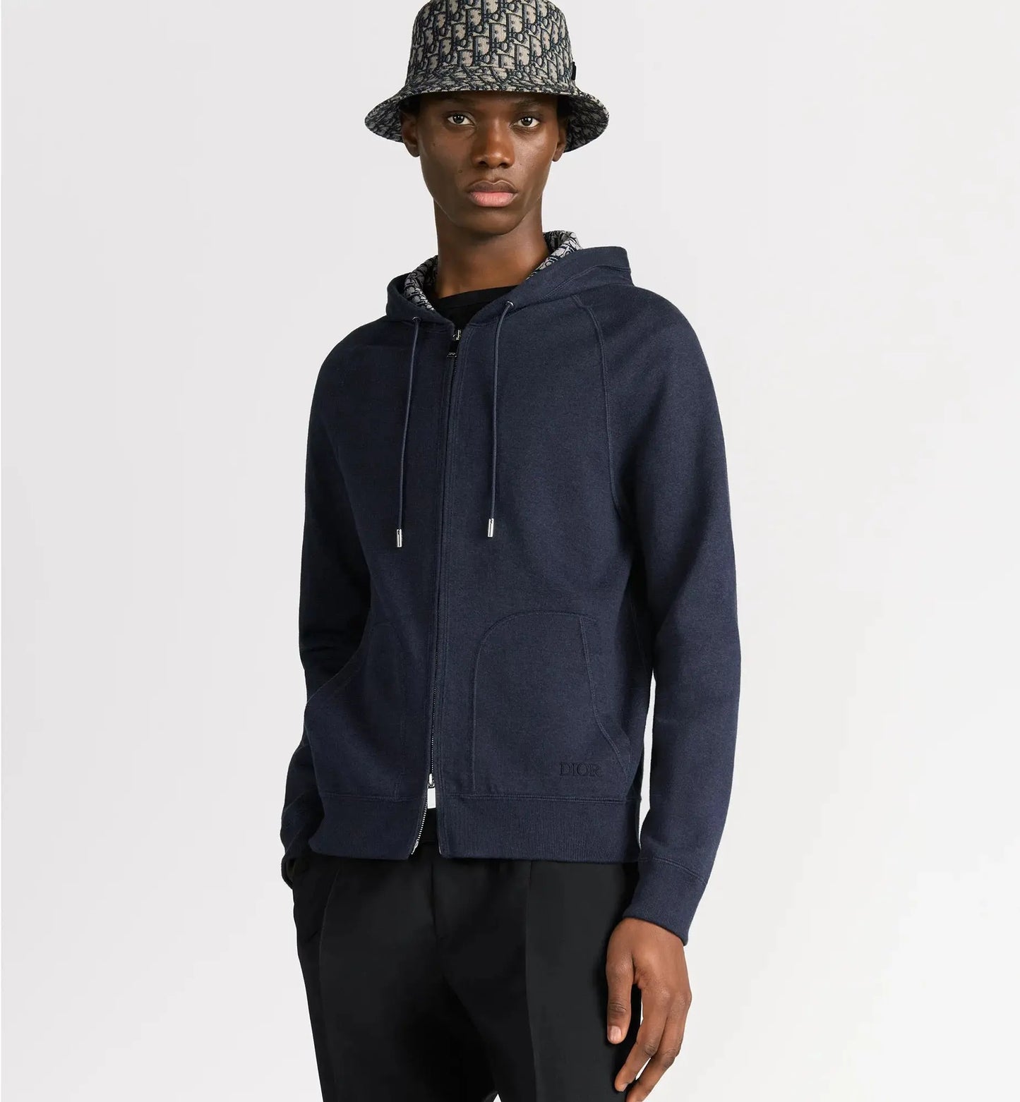 L'ensemble de survêtement à capuche