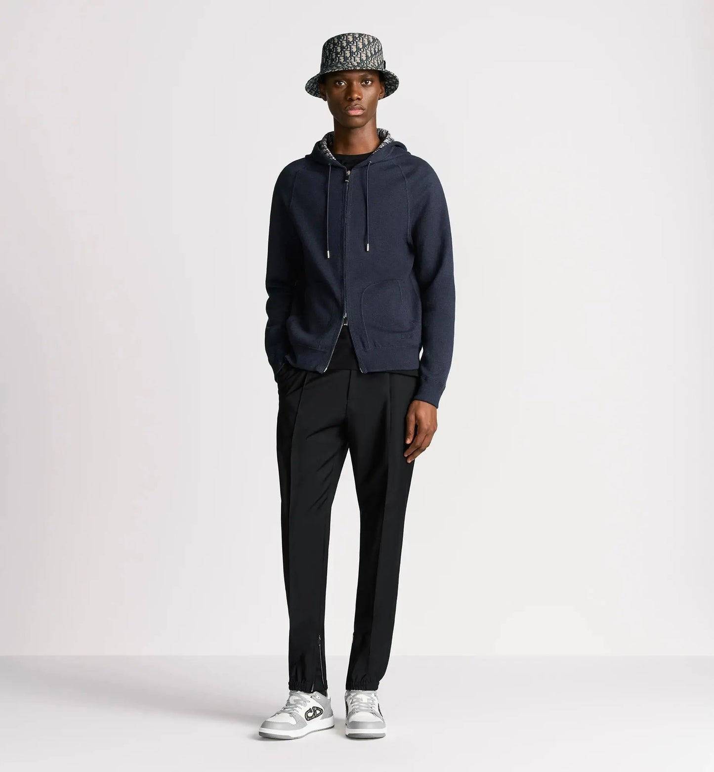 L'ensemble de survêtement à capuche